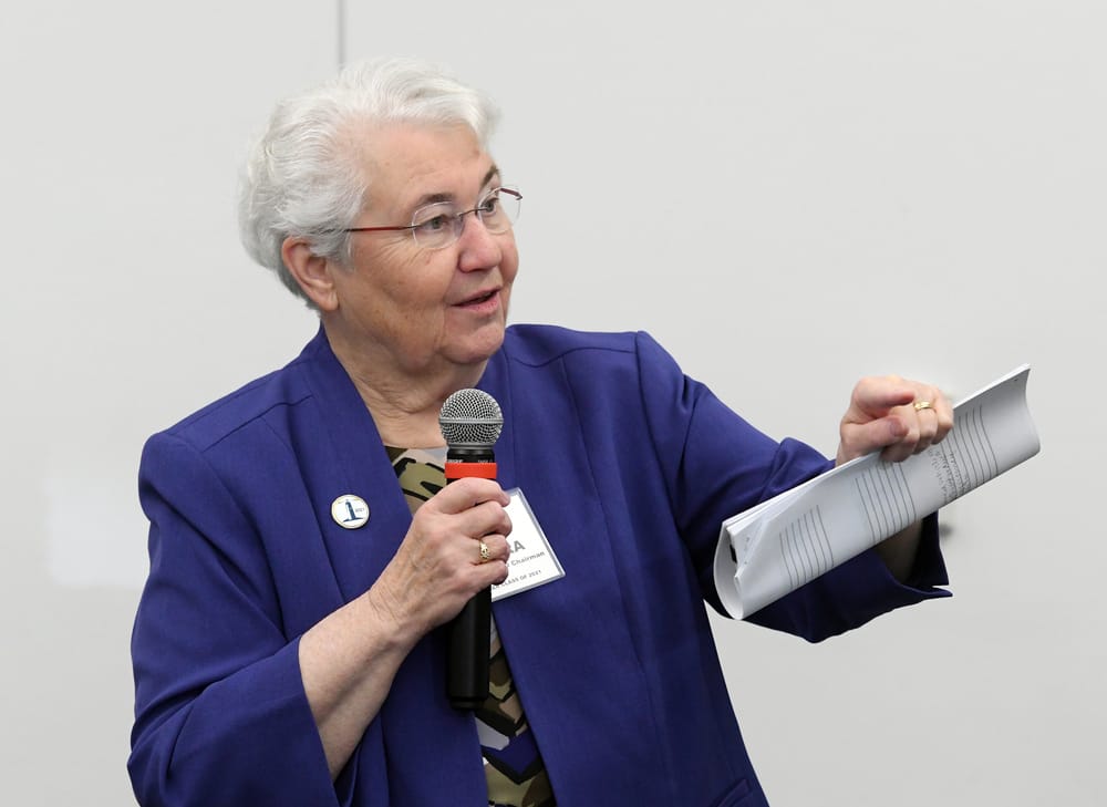 BLF Chairman Barbara Strain salutes the WSU student team.