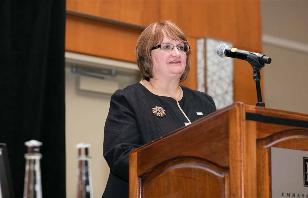 Bellwether League Treasurer Deborah Templeton, R.Ph., introduces Healthcare Purchasing News Publisher Kristine Russell as the sixth Honoree to be inducted into the Bellwether Class of 2017.