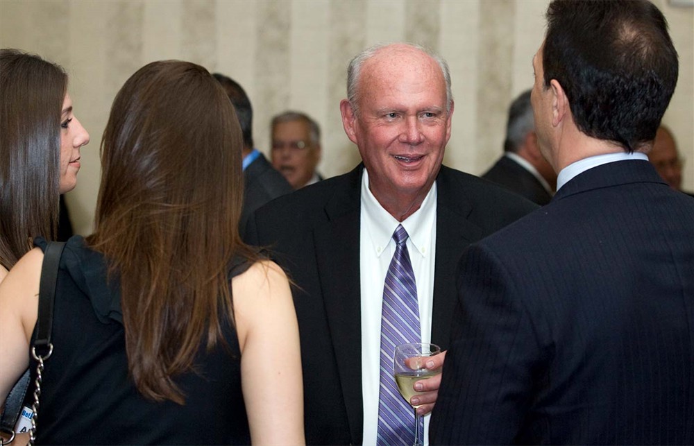 Tom Hughes (Bellwether Class of 2012 and Bellwether League Inc. Founding Board Member) (center) speaks with Bellwether Class of 2013’s Bill Donato (right) and his two daughters (left).