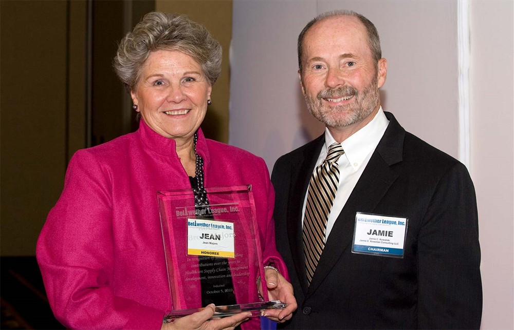 Jean Majors accepts the award from Chairman Jamie Kowalski for Bellwether Class of 2010 Inductee Bob Majors.