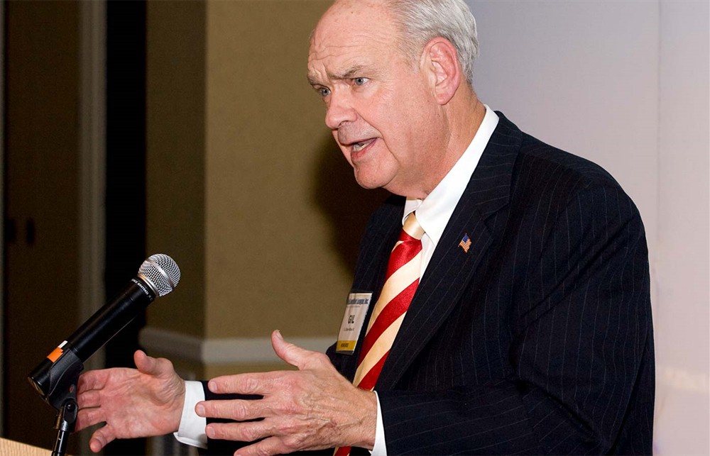 Armin Cline (left) (from Silver Sponsor Covidien) discusses healthcare issues with SMI Senior Director Dennis Orthman (right).