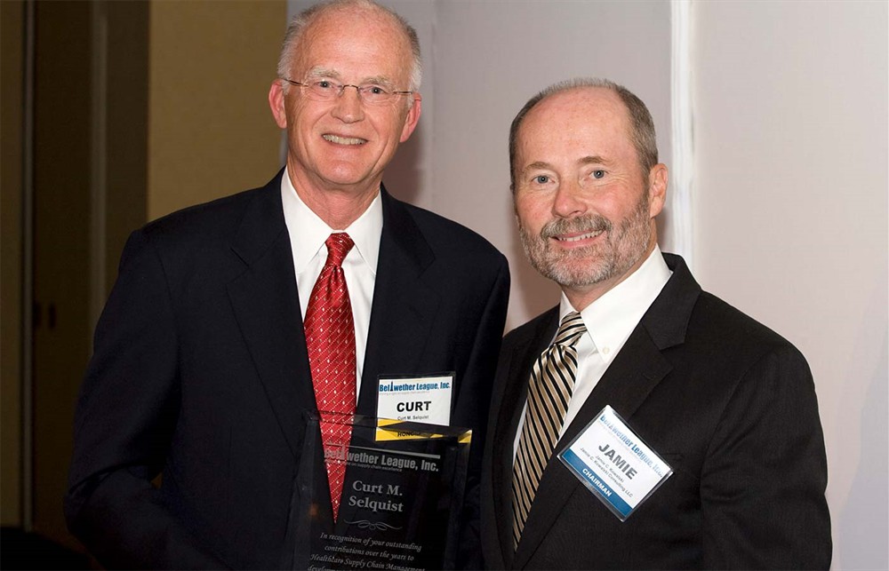 Curt Selquist accepts the award from Chairman Jamie Kowalski.