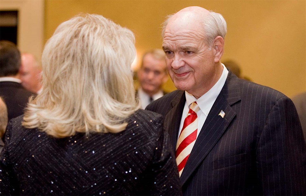 Bellwether Class of 2010 Inductee Gil Minor III converses with Kimberly-Clark Health Care’s Susan Meyer.