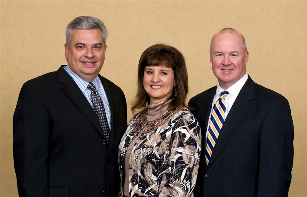 SMI Executive Director Thomas W. Hughes (center) meets with Shirley Mayworm (left) and Daniel E. Mayworm (right) (Bellwether Class of 2010).