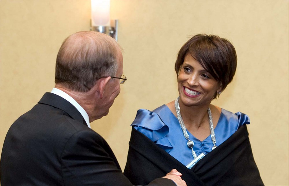 Bellwether Class of 2010 Honoree Frank Kilzer meets Owens & Minor’s Erika Davis during the pre-Induction VIP reception.