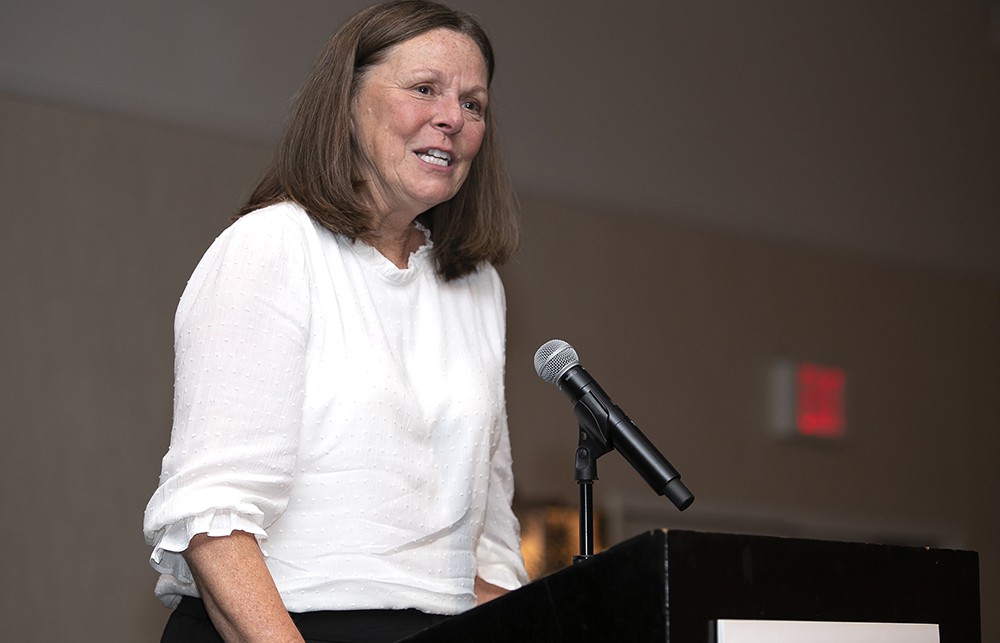 Bellwether League Board Member and Gold Sustaining Sponsor TractManager’s Dee Donatelli, R.N. (Bellwether Class of 2015), introduces Carl P. Meyer.